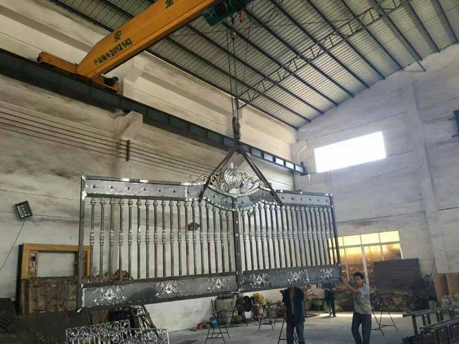 定制铁艺大门 别墅庭院、小区工厂的理想选择——欧式双开大门与院门全方位解析